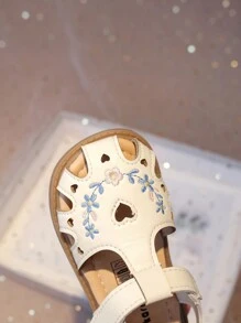 2025 Nuovi sandali da ragazza da esterno con ricamo e design traforato, suola morbida antiscivolo e comodi