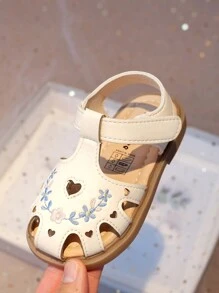 2025 Nuovi sandali da ragazza da esterno con ricamo e design traforato, suola morbida antiscivolo e comodi