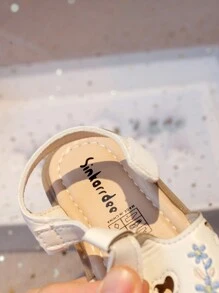 2025 Nuovi sandali da ragazza da esterno con ricamo e design traforato, suola morbida antiscivolo e comodi