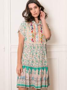 Mittellanges, besticktes Kleid im Bohème-Stil mit Spitzen- und Paillettenstickerei, Samtstickerei, Muschelknöpfen, Hemdkragen, schnurgebundener Taille, Rüschen, kurzen Ärmeln und Taschen - Grün - Übersicht 6