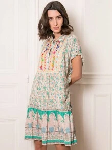 Mittellanges, besticktes Kleid im Bohème-Stil mit Spitzen- und Paillettenstickerei, Samtstickerei, Muschelknöpfen, Hemdkragen, schnurgebundener Taille, Rüschen, kurzen Ärmeln und Taschen - Grün - Übersicht 4