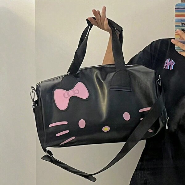 Sanrio 1 buc geantă de mână Hello Kitty cu capacitate mare, accesorii decorative Kawaii Anime, geantă de umăr Kitty Cat, jucării, genți Tote pentru cadou de călătorie (unele părți pot fi aleatorii), geantă Hello Kitty cu desene animate, geantă mare drăguță, geantă de umăr, geantă crossbody, piele ecologică neagră, model drăguț cu pisicuță, geantă de fitness portabilă, geantă de călătorie crossbody, la modă, cadou de ziua de naștere pentru studenți, cadou de petrecere de sărbători