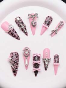10 Pezzi Set di unghie finte pressate a mano, primaverili ed estive, di forma a stiletto lungo, decorazioni in metallo, strass, pizzo, fiori e fiocchi, punta francese, finitura lucida e lustrata, set di unghie finte e gel per arte di unghie elegante, ideale come regalo di San Valentino per ragazze e donne.