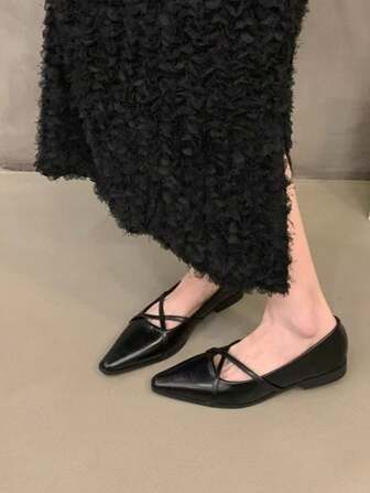 2025 新款低跟尖头黑色女式平底鞋，法式一脚蹬小号皮革休闲鞋，百搭