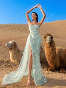 Vestido elegante de tul transparente con escote palabra de honor, sirena y detalles florales bordados, con una gran abertura hasta el muslo y caída hasta el suelo, para eventos de alta moda y premieres
