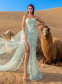 Vestido elegante de tul transparente con escote palabra de honor, sirena y detalles florales bordados, con una gran abertura hasta el muslo y caída hasta el suelo, para eventos de alta moda y premieres