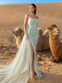 Vestido elegante de tul transparente con escote palabra de honor, sirena y detalles florales bordados, con una gran abertura hasta el muslo y caída hasta el suelo, para eventos de alta moda y premieres