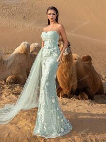 Vestido elegante de tul transparente con escote palabra de honor, sirena y detalles florales bordados, con una gran abertura hasta el muslo y caída hasta el suelo, para eventos de alta moda y premieres