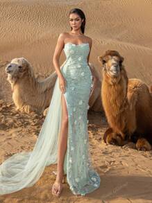 Vestido elegante de tul transparente con escote palabra de honor, sirena y detalles florales bordados, con una gran abertura hasta el muslo y caída hasta el suelo, para eventos de alta moda y premieres