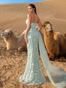 Vestido elegante de tul transparente con escote palabra de honor, sirena y detalles florales bordados, con una gran abertura hasta el muslo y caída hasta el suelo, para eventos de alta moda y premieres