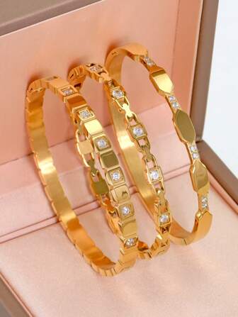 3 مجموعات أساور مطلية بالذهب الأصفر عيار 18 قيراط من الفولاذ المقاوم للصدأ مرصعة بالزركونيا المكعبة، مناسبة للحفلات والارتداء اليومي، مجوهرات هندسية فاخرة على الطراز الأوروبي والأمريكي، شريط معصم من الصلب التيتانيوم، هدية مثالية للنساء والفتيات والأصدقاء وحفلات الزفاف وعيد الحب وعيد الأم