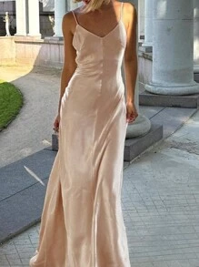 优雅 V 领露背缎面吊带裙
