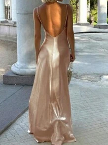 优雅 V 领露背缎面吊带裙