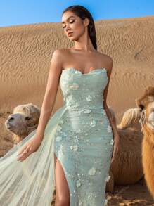 Vestido elegante de tul transparente con escote palabra de honor, sirena y detalles florales bordados, con una gran abertura hasta el muslo y caída hasta el suelo, para eventos de alta moda y premieres