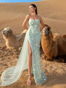 Vestido elegante de tul transparente con escote palabra de honor, sirena y detalles florales bordados, con una gran abertura hasta el muslo y caída hasta el suelo, para eventos de alta moda y premieres
