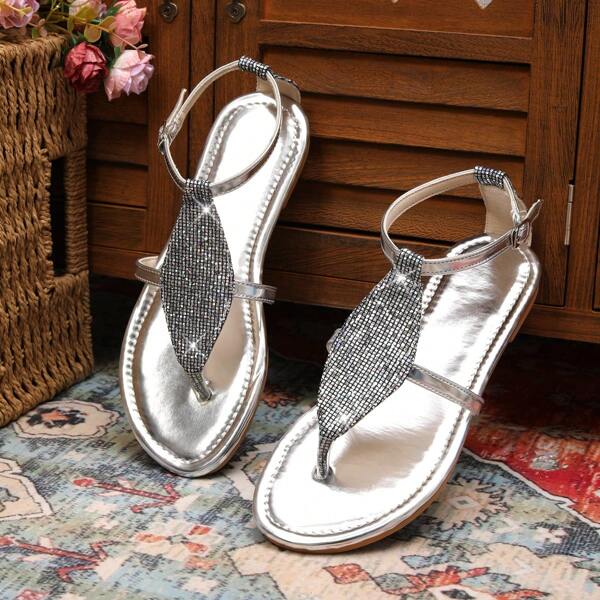 Platta sandaler med remmar i silver för damer med utsmyckad rem i sommarlovsstil Silverlädersandaler