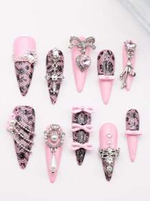 10 Pezzi Set di unghie finte pressate a mano, primaverili ed estive, di forma a stiletto lungo, decorazioni in metallo, strass, pizzo, fiori e fiocchi, punta francese, finitura lucida e lustrata, set di unghie finte e gel per arte di unghie elegante, ideale come regalo di San Valentino per ragazze e donne.