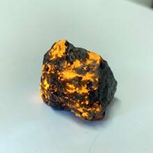 1pc Natural Flame Crystal Raw Stone, Crystal Chips, Crystal Points, Quartz Crystal Cluster, Mineral Specimen, Home Decor, Crystal Demagnetizing Ornament, Displays Fiery Colors Under Ultraviolet Light; 20-40g Random Natural Stone, Each One Unique