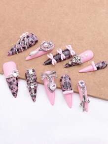 10 Pezzi Set di unghie finte pressate a mano, primaverili ed estive, di forma a stiletto lungo, decorazioni in metallo, strass, pizzo, fiori e fiocchi, punta francese, finitura lucida e lustrata, set di unghie finte e gel per arte di unghie elegante, ideale come regalo di San Valentino per ragazze e donne.