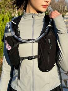 1个时尚便携骑行水袋背包，多隔层设计。男女通用实用健身包。健身训练包。多功能跑步包。多口袋自行车包。撞色背心式背包。可固定水袋。非常适合户外、郊游。注意：位置随机。运动包，适用于运动、健身、锻炼。大容量旅行包，适合度假，男女通用。旅行必备，耐用自行车包，自行车配件，自行车车架骑行包。