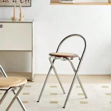 Une chaise de dossier pliable en acier inoxydable et rotin, simple et de luxe léger pour petit appartement. Tabouret de salle à manger pratique