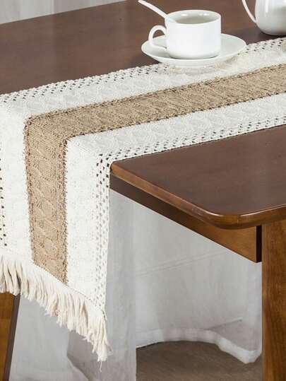 1 pièce de chemin de table en lin de style patchwork avec des pompons noués, pour la décoration de mariage festive. Chemin de table en lin bicolore convenant à la décoration de restaurant et de fête.