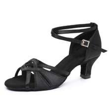 Tacón negro de 5 cm.