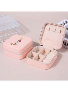 1 pièce Boîte à bijoux de voyage imprimée de lettres A-Z chic - Organisateur imperméable pour bagues, boucles d'oreilles et colliers  Boîte carrée portable anti-poussière  Cadeau parfait pour Noël et anniversaire. Ensemble pratique d'outils de maquillage pour filles, cadeau idéal, articles de voyage portables, fournitures de voyage, produits de vacances essentiels