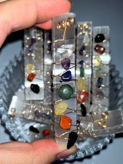 QYDCX Set de Piedras de 7 Chakras y Varita de Cristal de Selenita Envuelta en Alambre con Piedras Talladas, Calidad Premium Ideal para Wicca, Reiki, Sanación, Buena Suerte y Protección, Manualidades de Joyería, Decoración del Hogar, Regalos de Cumpleaños, Navidad, Regalos para Mujeres, Novia, Decoración de Escenarios, Decoración de Escritorio, Ornamentos de Cristal, Piedras Antiestrés, Regalos del Día de San Valentín, Equilibrio Energético de Meditación, Cosas de Brujería