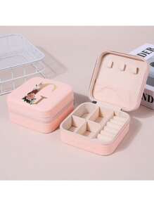 1 pièce Boîte à bijoux de voyage imprimée de lettres A-Z chic - Organisateur imperméable pour bagues, boucles d'oreilles et colliers  Boîte carrée portable anti-poussière  Cadeau parfait pour Noël et anniversaire. Ensemble pratique d'outils de maquillage pour filles, cadeau idéal, articles de voyage portables, fournitures de voyage, produits de vacances essentiels