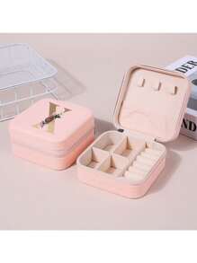 1 pièce Boîte à bijoux de voyage imprimée de lettres A-Z chic - Organisateur imperméable pour bagues, boucles d'oreilles et colliers  Boîte carrée portable anti-poussière  Cadeau parfait pour Noël et anniversaire. Ensemble pratique d'outils de maquillage pour filles, cadeau idéal, articles de voyage portables, fournitures de voyage, produits de vacances essentiels