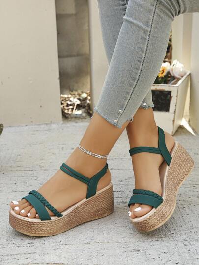 1双夏季厚底坡跟凉鞋，休闲百搭青少年鞋款，尺码偏小