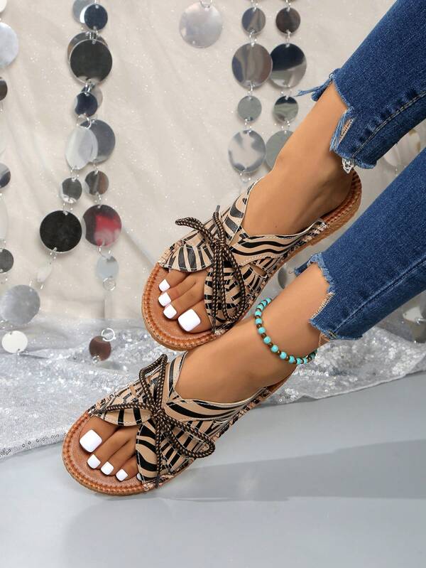 Novos chinelos confortáveis, versáteis e confortáveis com textura de leite, cadarço e sola macia para mulheres, sandálias de praia rasas antiderrapantes simples da moda de verão, cor branca leitosa