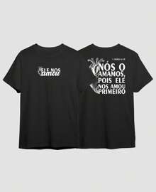 Camiseta Básica Estampa Cristã Frase Nós O Amamos, Pois Ele Nos Amou Primeiro