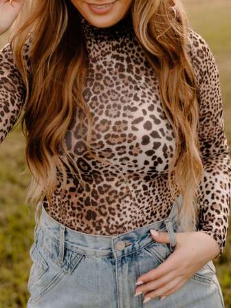 Body in rete a manica lunga con scollo arricciato e motivo leopardato marrone