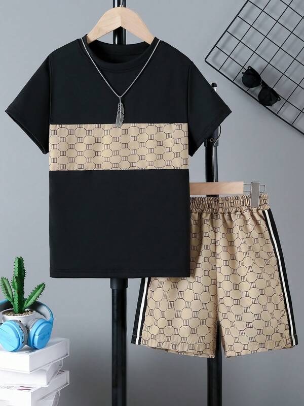 Conjunto de ropa casual de verano minimalista para niños, 2 piezas, compuesto por camiseta negra de manga corta con estampado plateado y parche, y pantalón corto a rayas