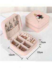 1 pièce Boîte à bijoux de voyage imprimée de lettres A-Z chic - Organisateur imperméable pour bagues, boucles d'oreilles et colliers  Boîte carrée portable anti-poussière  Cadeau parfait pour Noël et anniversaire. Ensemble pratique d'outils de maquillage pour filles, cadeau idéal, articles de voyage portables, fournitures de voyage, produits de vacances essentiels