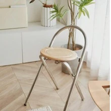Une chaise de dossier pliable en acier inoxydable et rotin, simple et de luxe léger pour petit appartement. Tabouret de salle à manger pratique