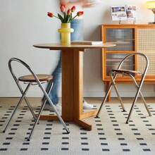 Une chaise de dossier pliable en acier inoxydable et rotin, simple et de luxe léger pour petit appartement. Tabouret de salle à manger pratique