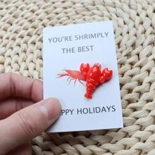 1 pieza/2 piezas Tarjeta con diseño adorable y de moda de una langosta abrazando, colgante de mochila elegante, tarjeta divertida de una langosta, tarjeta de regalo, tarjeta de aliento "Tú eres el mejor camarón", adecuado como regalo para él, ella, colegas, familia y amigos en ocasiones especiales como cumpleaños, carnavales - Rojo - Ver 6