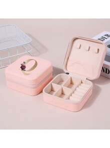 1 pièce Boîte à bijoux de voyage imprimée de lettres A-Z chic - Organisateur imperméable pour bagues, boucles d'oreilles et colliers  Boîte carrée portable anti-poussière  Cadeau parfait pour Noël et anniversaire. Ensemble pratique d'outils de maquillage pour filles, cadeau idéal, articles de voyage portables, fournitures de voyage, produits de vacances essentiels