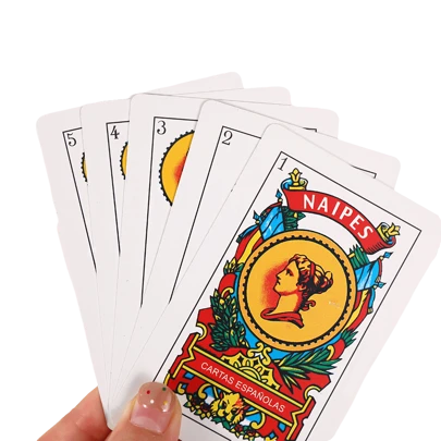 一副100%塑料材质的50张西班牙语扑克牌，装在塑料盒中，尺寸为6.2*9.5英寸。适合家庭聚会、娱乐、游戏、派对等场合，防水、可水洗，墨西哥风格，趣味十足，创意无限。可作为情人节礼物、新年游戏、婚礼游戏等。