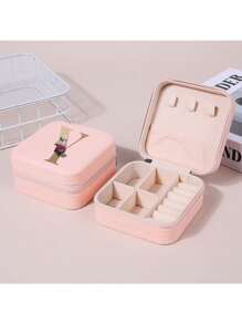 1 pièce Boîte à bijoux de voyage imprimée de lettres A-Z chic - Organisateur imperméable pour bagues, boucles d'oreilles et colliers  Boîte carrée portable anti-poussière  Cadeau parfait pour Noël et anniversaire. Ensemble pratique d'outils de maquillage pour filles, cadeau idéal, articles de voyage portables, fournitures de voyage, produits de vacances essentiels