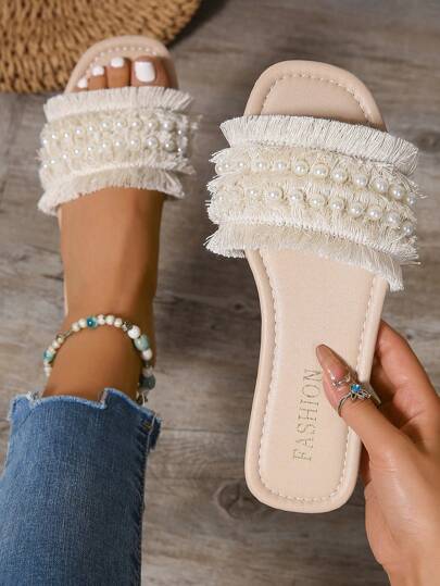 زوج أنيق من الصنادل المسطحة ذات الشرابات الأنيقة ل...