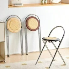 Une chaise de dossier pliable en acier inoxydable et rotin, simple et de luxe léger pour petit appartement. Tabouret de salle à manger pratique