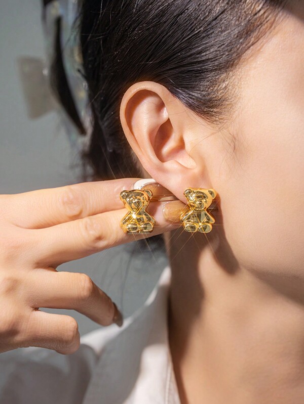 Um par de brincos de urso de pelúcia de metal texturizado galvanizado CCB, elegantes e versáteis para qualquer ocasião, adequados como presente de Dia das Mães