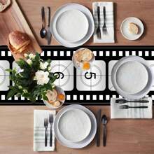 电影胶片桌旗 - 机器制造的电影胶片桌布 - 适用于单身派对、一般活动和电影主题聚会 - 装饰性电影主题桌布 - 送给电影迷和派对主持人的完美礼物