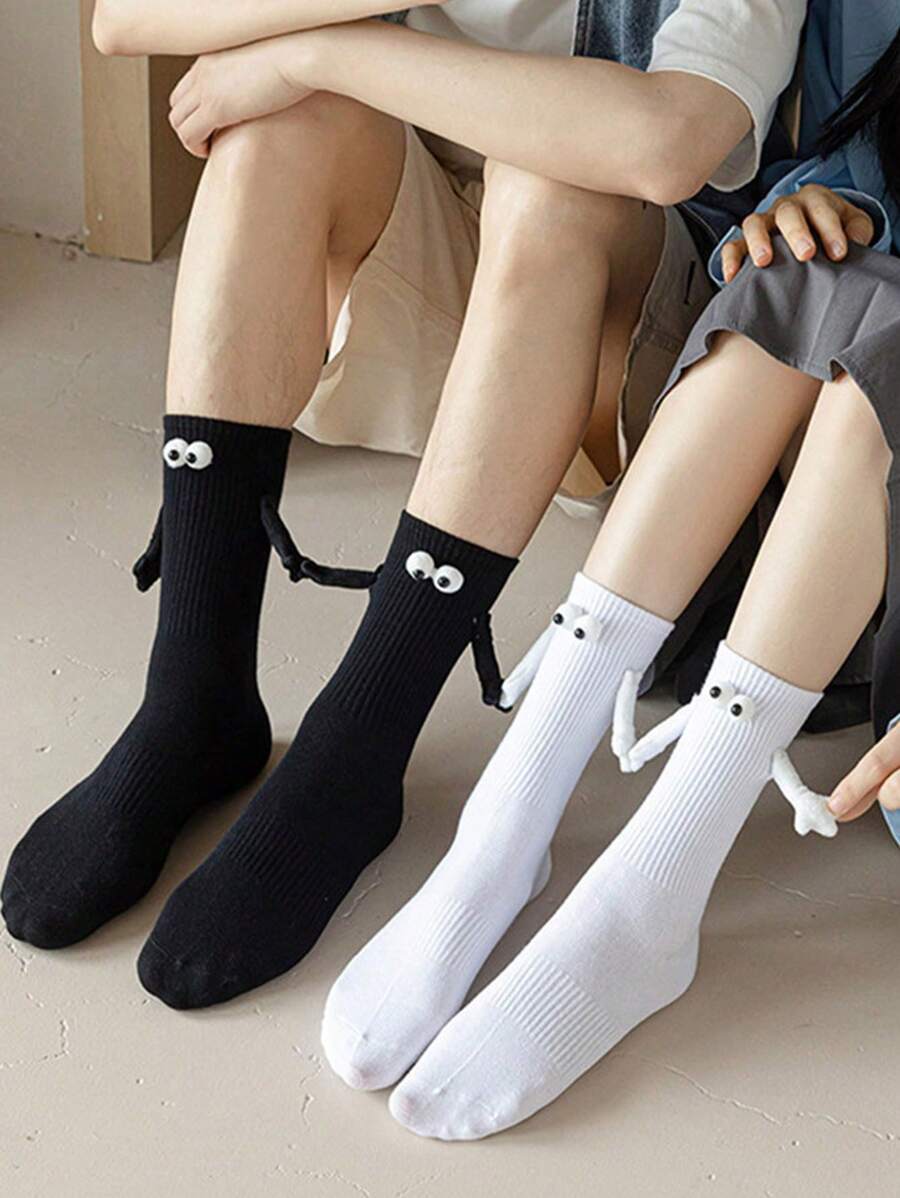 1双情侣磁性图案牵手趣味3D大眼睛设计中筒袜，适合情侣、朋友、家庭聚会、情人节礼物、日常穿着、四季皆宜，也适合作为圣诞礼物。