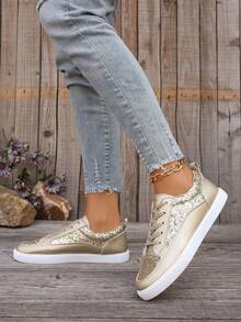 أحذية رياضية نسائية لامعة باللون الذهبي مقاس كبير، أحذية رياضية خارجية بريق للطالبات، أحذية رياضية كاجوال مريحة بنعل مسطح مع رباط، (ينصح بالطلب بحجم أكبر لأن الأحذية صغيرة الحجم) - الذهبي - مشاهدة 4