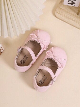 1 双纯色可爱蝴蝶亮面皮革防滑公主平底鞋，适合所有季节